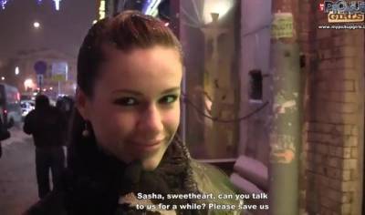 Девушка рассталась с парнем и сразу согласилась на групповой секс в туалете с двумя пикаперами