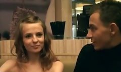 Пикаперы уговорили красивую русскую студентку на секс в туалете