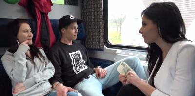 Чешские свингеры пикаперы развели молодую пару на секс в купе поезда