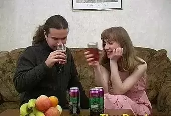 Русский парень и девушка выпили джин тоника и потрахались