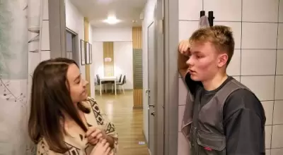 Интересно... когда её последний раз трахали - подумал сантехник