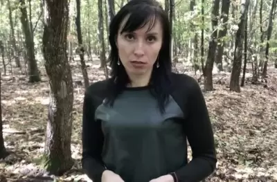 Дал в рот милфе Ирке и трахнул в пизду во время прогулки по лесу
