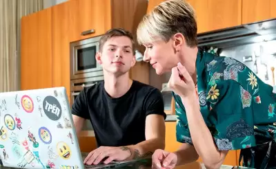 Молодой парень спалил в ноутбуке мамы друга её голые фотки и, путём шантажа, выебал матюрку в кухне на столе