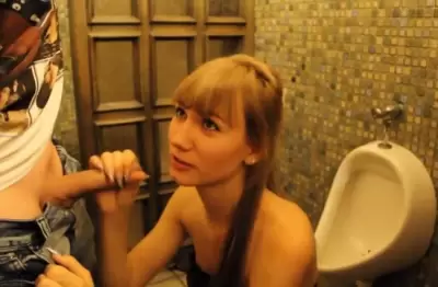 Быстрый секс русской парочки в туалете ресторана