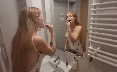 Сестра пришла почистить зубы, пока брат принимал душ, и присосалась к его члену